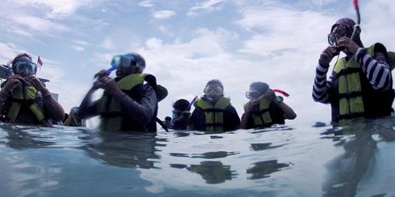 (GriyaWisata.com)�Siswa SMA 69 Jakarta belajar snorkeling di sekitar Pulau Air, Kepulauan Seribu, Sabtu (7/2/2015). Usaha bersama pemerintah dan sekolah dalam mengenalkan lingkungan kepada siswa sekolah diharapkan memupuk kesadaran untuk menjaga lingkungan dari kerusakan. SMA 69 berada di Pulau..