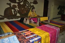 Penenun Sarung Donggala Semakin Langka