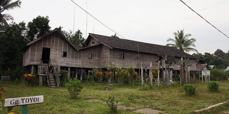 (GriyaWisata.com) Rumah tradisional Dayak atau betang.