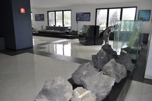 GriyaWisata.Com -kombinasi struktur alam ini terbentuk karena letusan Gunung Api Batur sekitar 20 ribu tahun lalu. Selain keunikan karakter alamnya, area Kaldera Batur memiliki keragaman hayati dan budaya yang menarik untuk diketahui. Siapapun dapat menggali informasi tersebut di Museum Geopark Batu..