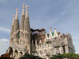 GriyaWisata.com - Jika Anda berkunjung ke Barcelona, salah satu destinasi wisata yang patut dikunjungi adalah La Sagrada Familia. Tidak hanya menawarkan bangunan nan megah bergaya art deco, gereja ini juga memiliki sejarah keberadaan yang panjang. Mulai dibangun sejak 1882, pembangunan La Sagra..