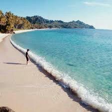 Makasar,GriyaWisata.Com - Sulawesi Tengah terkenal dengan destinasi pantai yang begitu sangat indah. Pantai yang mengelilingi Teluk Balaesang di Selat Makassar itu memendarkan cahaya putih, memantulkan sinar matahari. 
