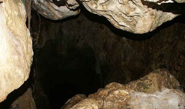 GriyaWisata.Com - Salah satu objek wisata alam di Lumajang, Jawa timur, yaitu Goa Bima yang merupakan obyek wisata Alam yang sangat unik, penuh misteri, juga berkah.