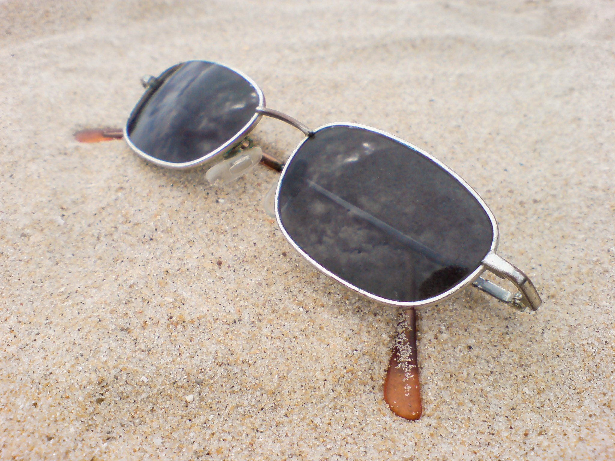 �GriyaWisata.com - Memang saat ini pantai adalah salah satu tempat wisata yang pas dan cocok untuk mengisi liburan, namun terkadang Kita tidak memperhatikan kondisi sendiri. Asiknya bermain di pantai membuat Kita melupakan penampilan Kita nantinya.