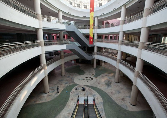 GriyaWisata.com - New South China Mall di Dongguan, Cina adalah yang terbesar di dunia. Dengan luas lebih dari 7 juta kaki persegi yang dapat menampung 2.350 toko, dan atraksi seperti roller coaster, kereta hantu dan replika menara lonceng St Mark Square di Venesia, Anda akan berpikir tempat akan di..