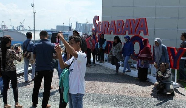 GriyaWisata.Com - Kehadiran Kapal Pesiar (KP) Roterdam yang sedang bersandar di Gapura Surya Nusantara Surabaya ini, membuat Surabaya North Quay (SNQ) dibanjiri pengunjung. Tempat digelarnya SNQ di kawasan Terminal Penumpang Gapura Surya Perak ini dipadati masyarakat Surabaya karena keinginan untuk ..