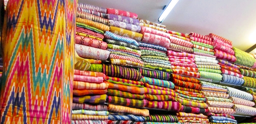 �����������������������Makasar,GriyaWisata.Com �- Kain tenun yang satu ini termasuk spesial karena berasal dari bahan sutera dengan rangkaian benang emas dan perak. Kain tradisiona..