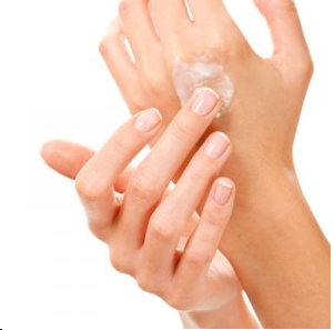 GriyaWisata.com - Kulit tangan yang tidak terlindungi oleh baju akan lebih mudah kering dan menjadi kasar. Apa yang sebaiknya dilakukan? Kulit tangan yang kering tentu tidak akan menyenangkan saat di sentuh, bukan hanya oleh Anda sendiri tapi juga orang lain.