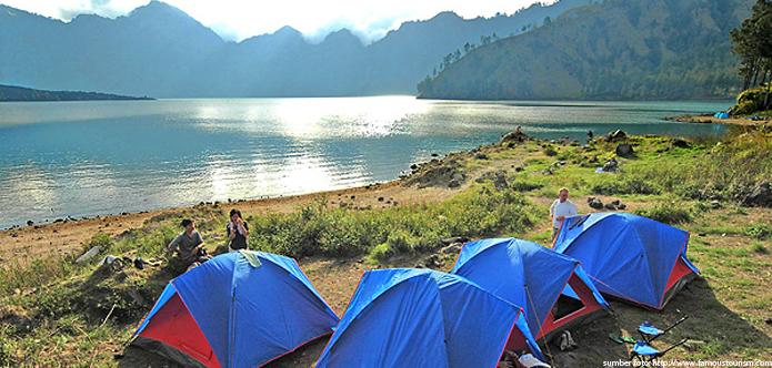 Terbangun di pagi hari dengan pemandangan gunung Rinjani